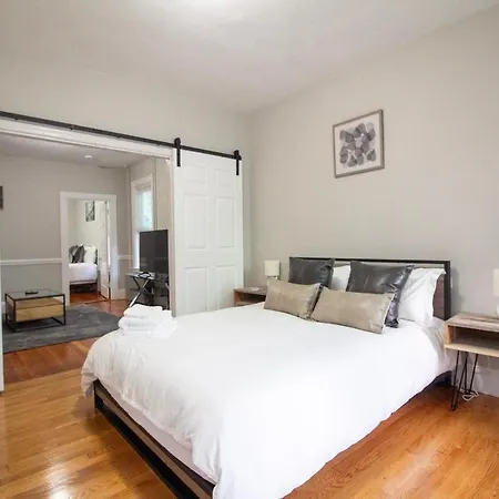 2 Bedroom Condo Close To Boston And Cambridge With Free Parkings